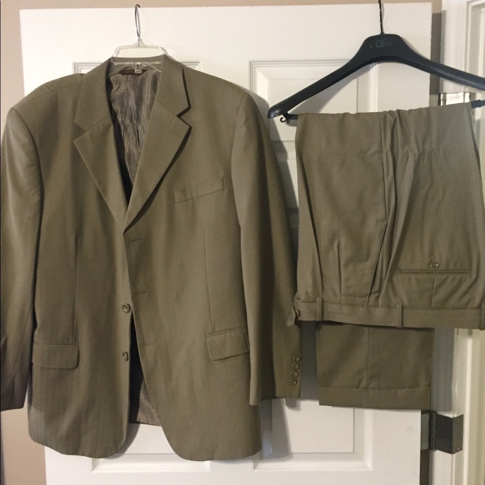 Mens suit 42R. Comes with jacket and pants. Olive.